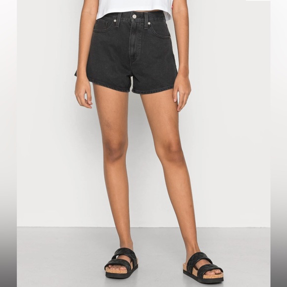 SALE! 🖤NWT: LEVI’S✨ Women’s High Waisted Mom Shorts - Size 27 - Picture 1 of 15
